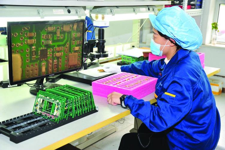河北晶禾电子技术股份有限公司,工作人员正在对自主研发的北斗卫星